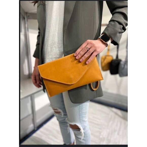 CARRY 117 ALEM Tan Distressed Leather Wristlet Clutch Wallet - Picture 3 of 5